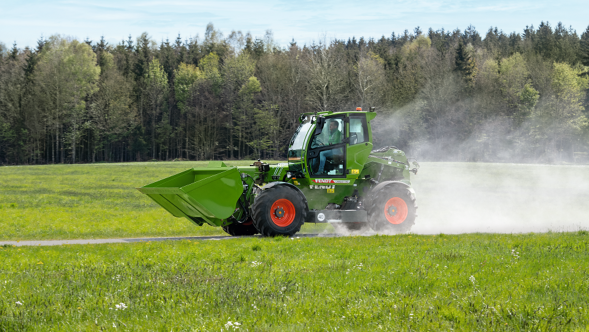 Fendt Cargo T740 brauc pa koplietošanas ceļu