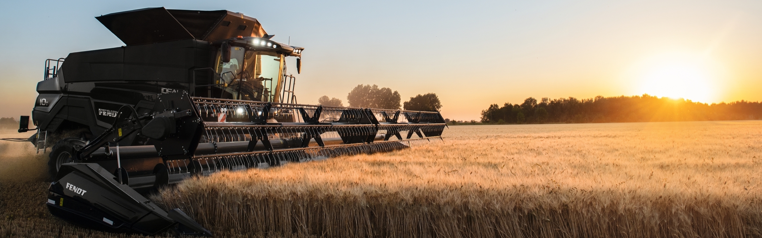 Fendt IDEAL 8 ražas novākšanas laikā kviešu laukā