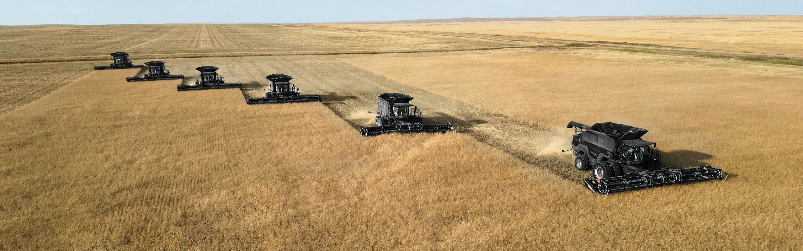 Fendt IDEAL 9T kulšanas laikā, debesīs redzami tumši mākoņi