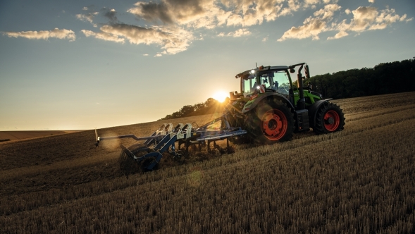 Fendt 600 Vario augsnes apstrāde saulrieta laikā