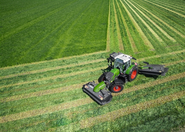 Fendt 600 Vario pļauj pļavu