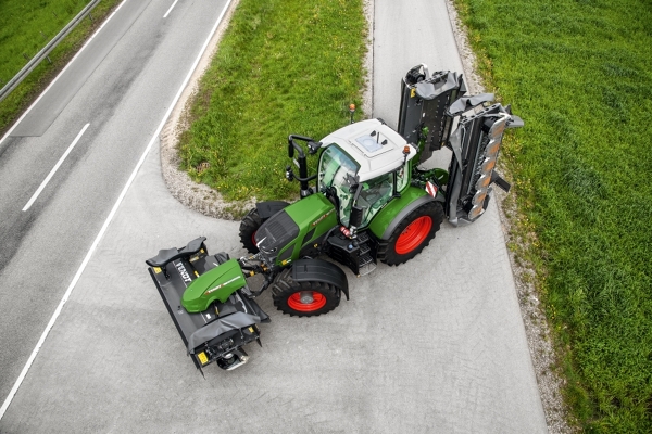 Fendt 600 Vario ar pļaujmašīnu kombinācija veic asu līkumu