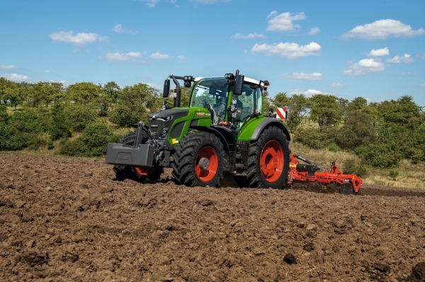 Fendt 600 Vario strādā uz lauka