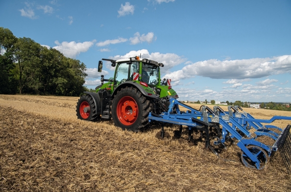 Fendt 600 Vario strādā uz lauka