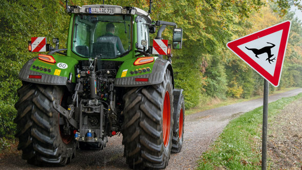 Fendt 728 Vario Gen7 brauc garām brieža zīmei