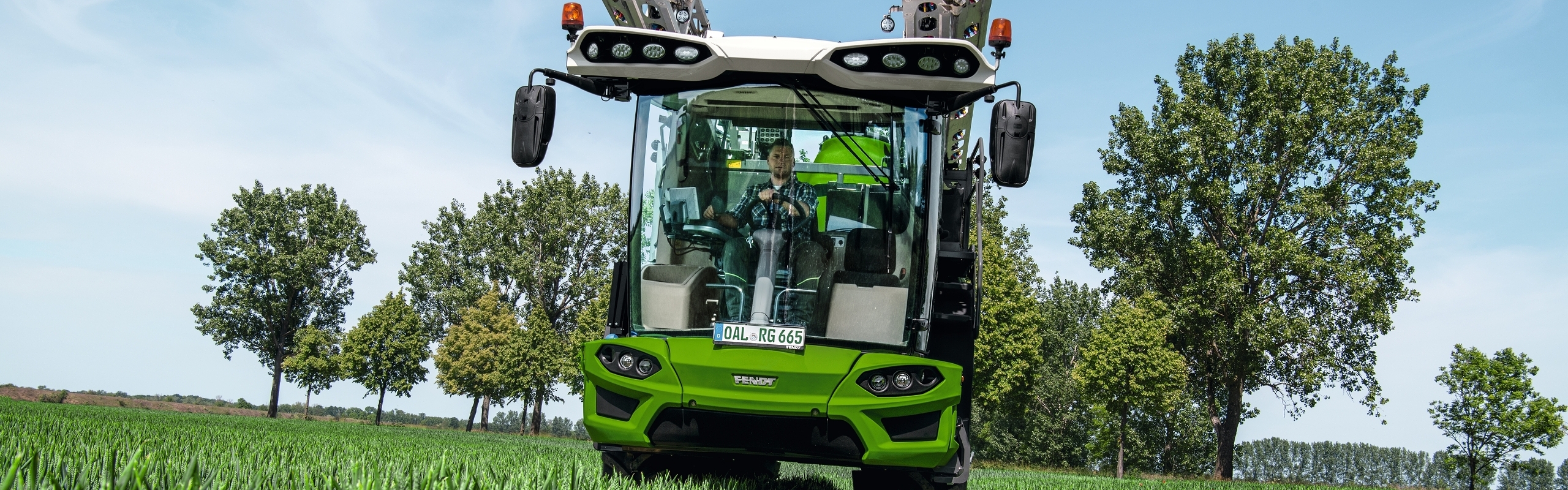 Fendt Rogator 600 ar salocītām strēlēm labības laukā