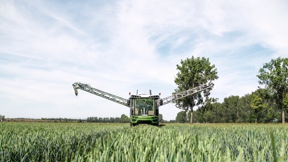 Fendt Rogator 600 Gen2 ar leņķveida strēli augkopības laukā