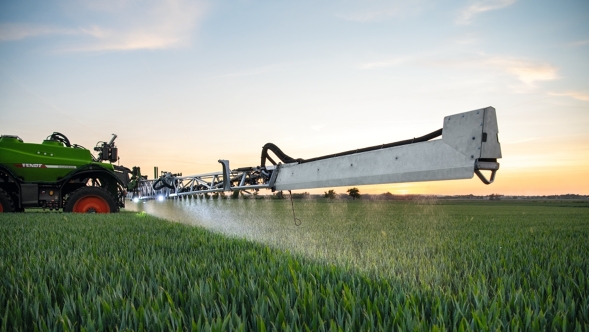 Fendt Rogator 600 Gen2 strēle vakara krēslas laikā