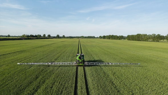 Fendt Rogator 600 Gen2 darbības laikā, uzņemts ar dronu