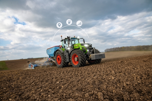 Fendt 1000 Vario brauc pa tīrumu.