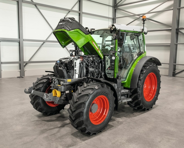 Fendt 200 Vario ar atvērtu dzinēja pārsegu zālē ar pelēku grīdu.