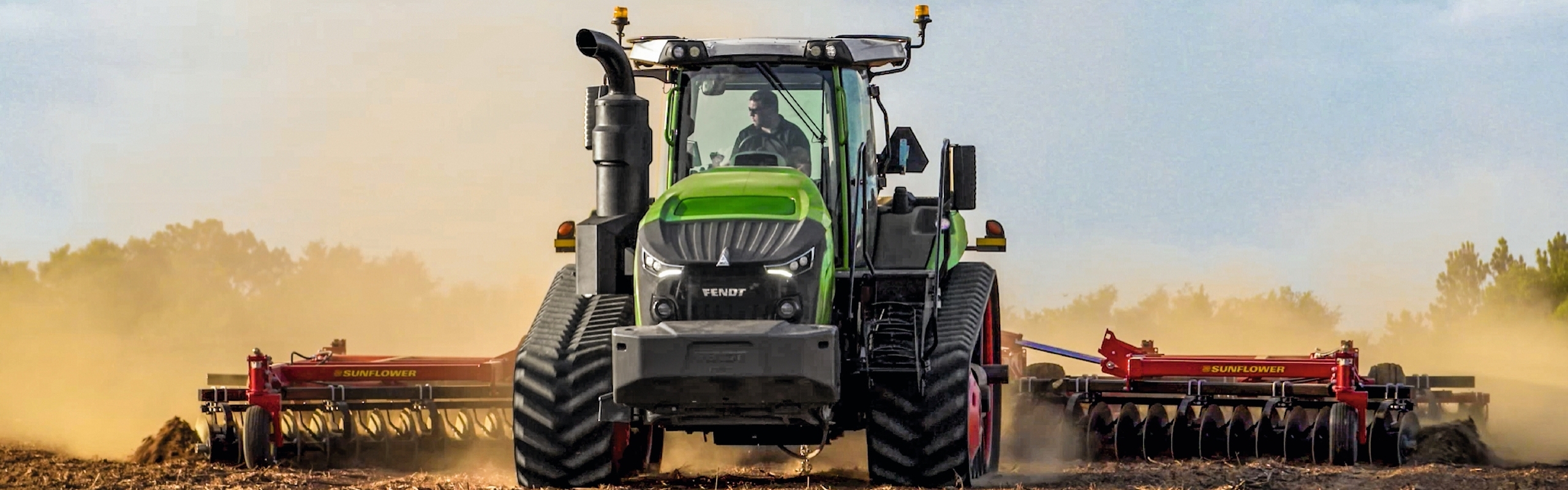 Lauksaimnieks brauc ar Fendt 1100 Vario MT kāpurķēžu traktoru pa putekļainu tīrumu.