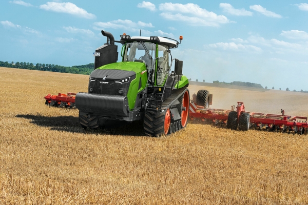 Egy Fendt 1100 Vario MT a szántóföldön halad.