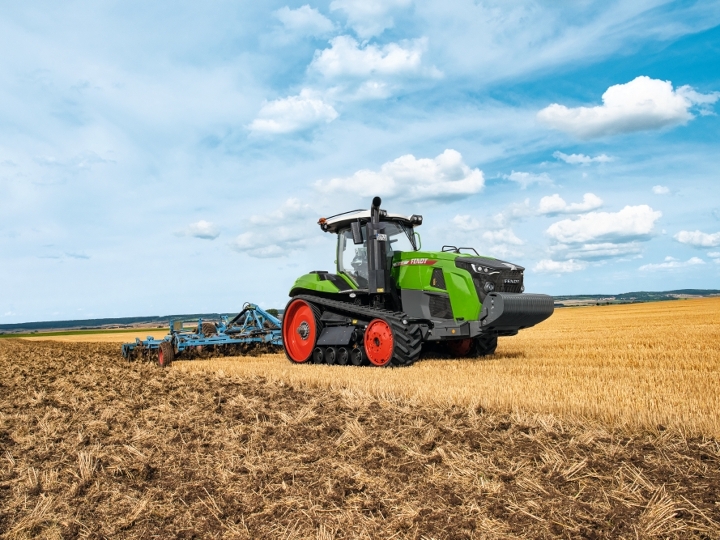 Fendt 1100 Vario MT brauc pa tīrumu ar Lemken kultivatoru.