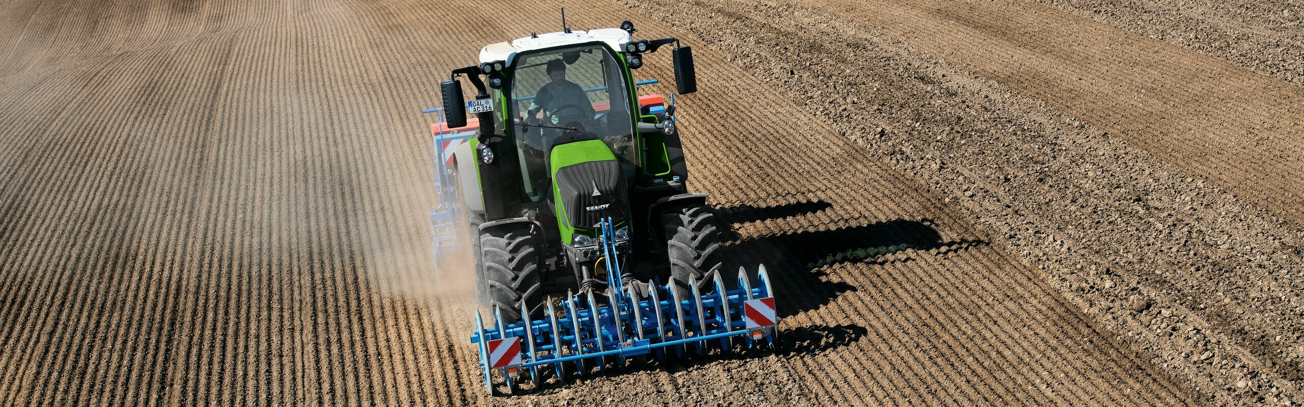 Fendt 300 Vario, sējot uz lauka.