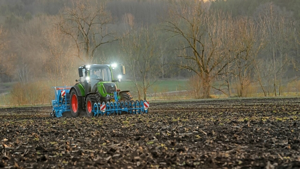 Fendt 300 Vario uz lauka miglas apstākļos ar spilgtu apgaismojumu