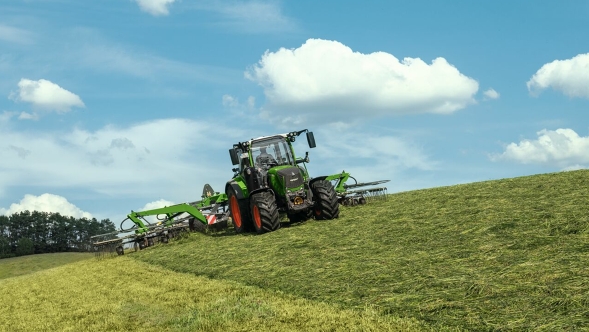 Fendt 300 Vario vālošanas laikā pļavā