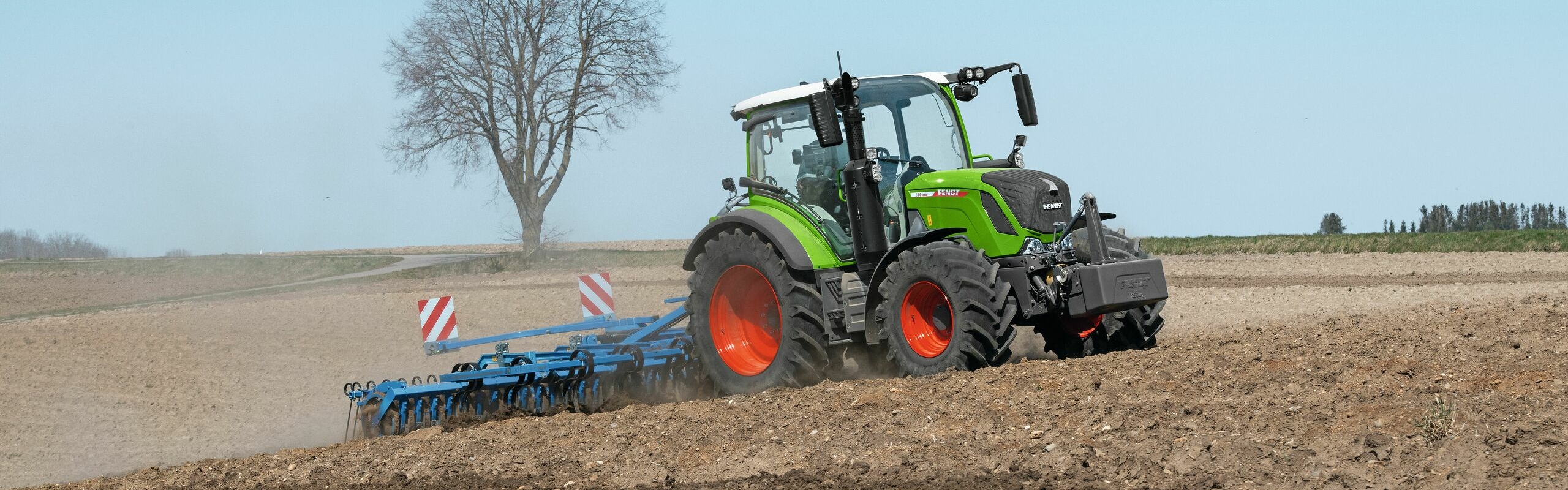 Fendt 300 Vario uz lauka ar kultivatoru