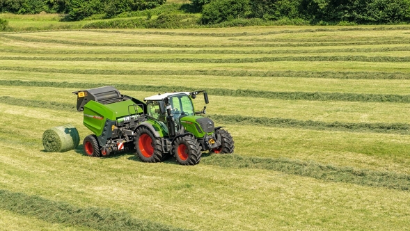 Fendt 300 Vario ar Fendt Rotana, veicot apaļo ķīpu presēšanu