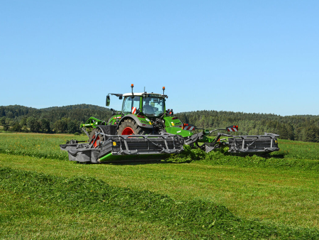 Fendt traktors ar Fendt Slicer pļaujmašīnu darba laikā