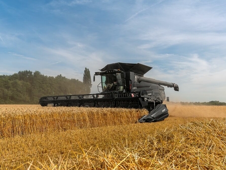 Melns Fendt kombains IDEAL ražas novākšanas laikā