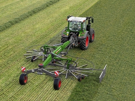 Fendt traktors ar Fendt vālotāju darbības laikā