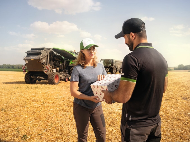 Fendt servisa darbinieks Fendt kabīnē, uzstādot Fendt Connect