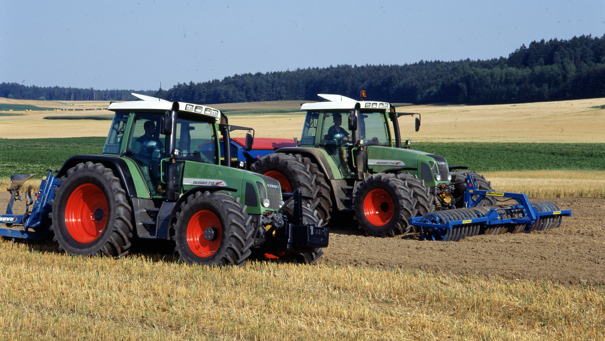 divi Fendt Favorit Vario Gen1 uz lauka 1999. gadā