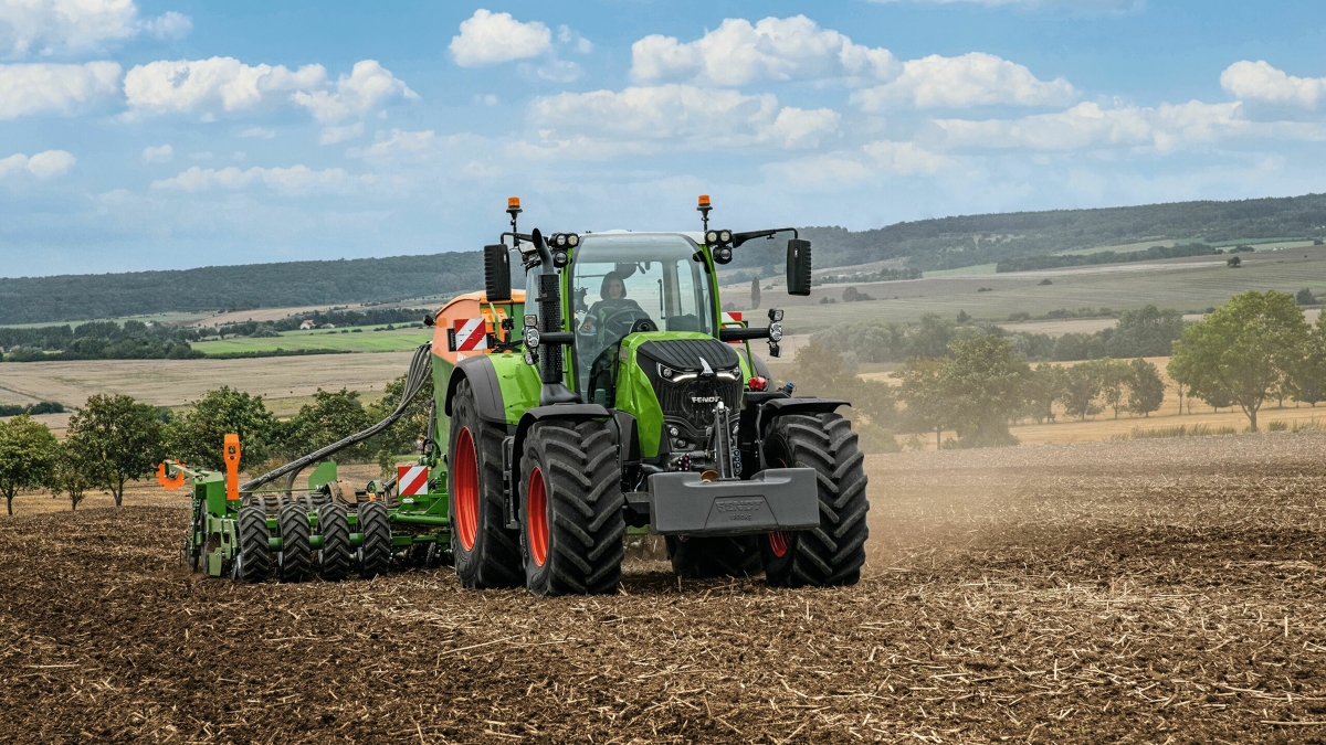 Fendt 700 Vario Gen7 uz stiebrzāļu lauka augsnes apstrādes laikā