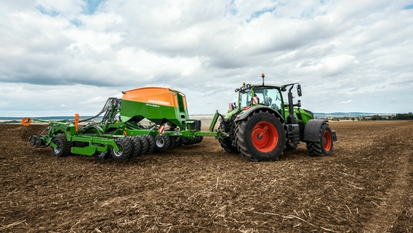 Fendt traktors brauc pa lauku, aiz tā ar līniju iezīmēts īpaši mazs apgriešanās aplis