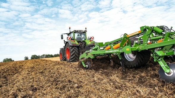 lauksaimnieks apstrādā rugāju lauku ar Fendt 700 Vario Gen7 un Amazone disku ecēšām.