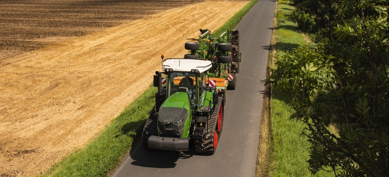 Fendt 900 Vario MT ar sējmašīnu, braucot pa koplietošanas ceļu