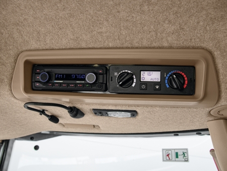Radio met handsfree-set in de cabine van de Fendt Rogator 6