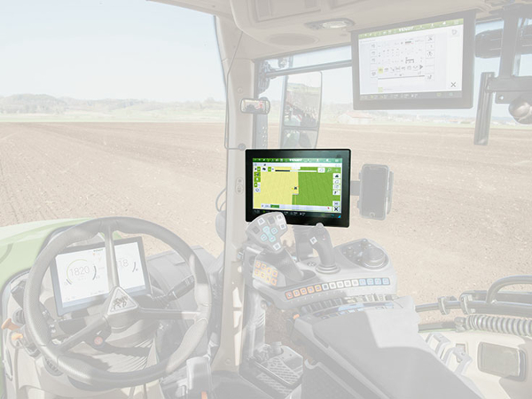 Close-up van de cabine van de Fendt 700 Vario Gen6, waarin de 12”-terminal op de armleuning in kleur is gemarkeerd.