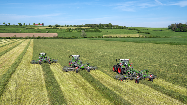 Drie Fendt-tractoren met Fendt Former middenfrees met ISOBUS-integratie in grasland