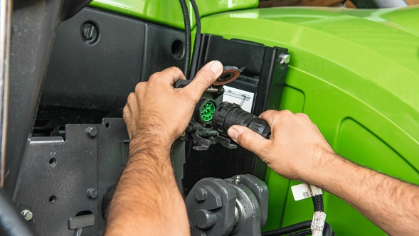 Close-up van een ISOBUS-stekker op een Fendt-tractor