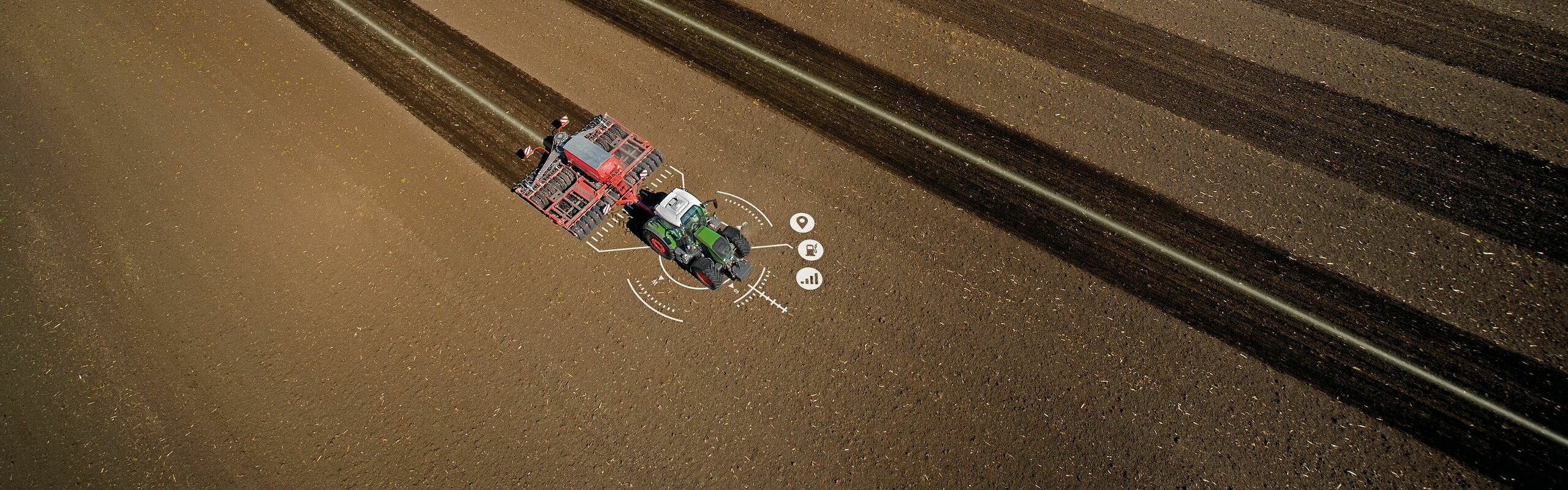 Een groene Fendt-tractor met werktuig op het veld in een netwerk met Fendt Smart Farming-oplossingen