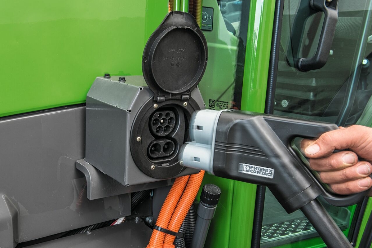 Detail van een Fendt e-tractor met laadkabel