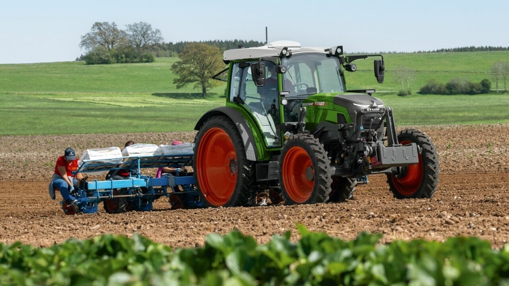 De nieuwe Fendt e100 Vario oogst op het veld