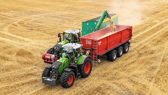 Een groene Fendt 728 Vario met aangekoppelde opraapwagen aan het werk in het veld