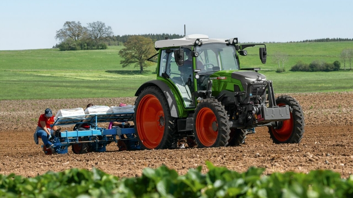 Den nye Fendt e100 Vario høster på åkeren