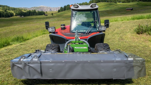 Et manipulert foto viser hvordan sideforskyvningen på Fendt Slicer 210 FKS og 260 FPS fungerer