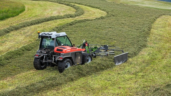 Fendt Former Alpine i arbeid på en eng, i bakgrunnen ses spor etter riven i enga.