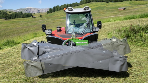 Et manipulert foto som viser hvordan Fendt Slicer Alpine pendelramme fungerer ved bakketilpasning