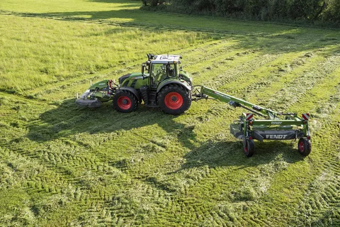 Ciągnik Fendt z używaną krajalnicą