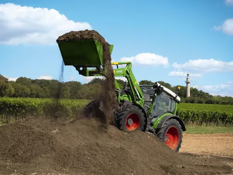 Praca z ładowaczem czołowym Fendt 200 Vario