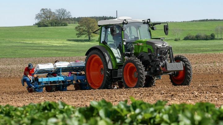 Den nya Fendt e100 Vario skördar på fältet