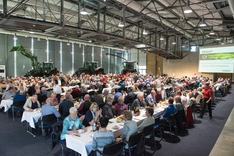 Numerous pensioners in the exhibition hall at the Fendt Forum in Marktoberdorf