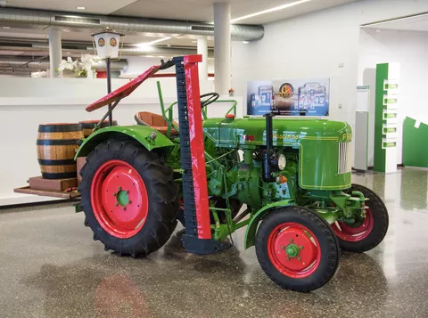 The Fendt Dieselross from Aktienbrauerei Kaufbeuren with two beer barrels and tap