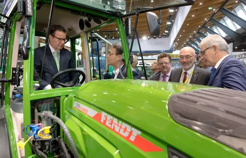 Minister Peter Hauk tries out the Fendt 209 V Vario for comfort.